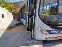 onibus-do-transporte-coletivo-bate-no-muro-de-casa-em-montes-claros