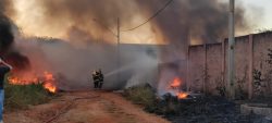 bombeiros-usam-cerca-de-18-mil-litros-de-agua-para-conter-incendio-em-deposito-de-material-reciclavel