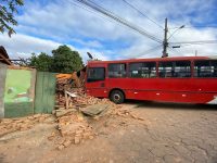 idoso-fica-ferido-apos-ter-residencia-atingida-por-onibus;-motorista-disse-a-pm-que-deixou-veiculo-ligado-e-foi-tomar-cafe-na-casa-da-mae