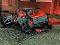 dois-carros-sao-incendiados-em-rua-de-medina;-fotos-e-video