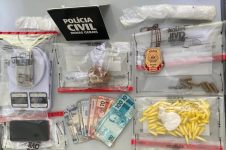 jovem-e-preso-com-cocaina,-crack-e-municoes-durante-operacao-da-policia-civil-em-pedra-azul