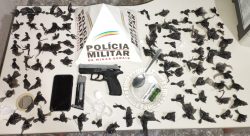 pm-apreende-cocaina-e-replica-de-arma-na-arquibancada-do-poliesportivo-de-urucuia