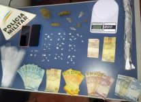 policia-apreende-crack-e-maconha-durante-operacao-em-jequitai-e-cinco-pessoas-sao-detidas