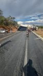 br-365,-em-montes-claros,-esta-totalmente-interditada-apos-carreta-carregada-de-alcool-se-envolver-em-acidente