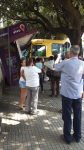 onibus-escolar-da-prefeitura-bate-em-banca-de-revistas-no-centro-de-curvelo