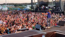 cerca-de-30-mil-pessoas-curtem-show-de-bell-marques-na-festa-do-sol,-em-pirapora