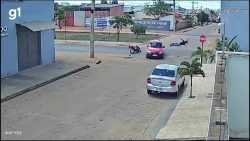 camera-registra-momento-em-que-motociclista-bate-em-carro,-e-arremessado-e-cai-apos-passar-por-cima-do-veiculo