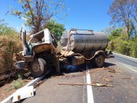 caminhoneiro-fica-ferido-apos-bater-na-traseira-de-outro-caminhao-parado-com-defeito-mecanico-na-br-365