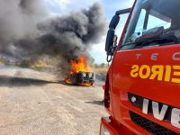 carro-fica-destruido-apos-pegar-fogo-na-br-135,-em-montes-claros;-fotos