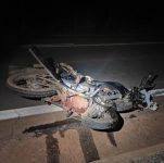 motociclista-morre-em-acidente-com-carro-na-lmg-628;-motorista-e-filho-foram-levados-para-o-hospital