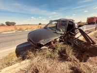 carro-bate-de-frente-com-caminhao-e-motorista-tem-perna-perfurada-por-peca-metalica