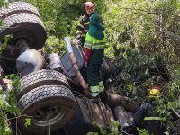 carreta-capota-na-br-135-e-motorista-morre-apos-ficar-preso-as-ferragens