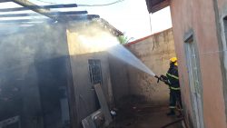 bombeiros-usam-cerca-de-cinco-mil-litros-de-agua-para-conter-incendio-em-area-de-lazer-de-casa