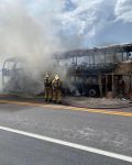 onibus-de-turismo-fica-destruido-apos-incendio-na-br-251,-em-salinas