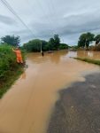 familia-tenta-atravessar-ponte-alagada-em-caminhonete-e-fica-ilhada;-veja-video