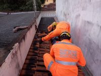 idoso-de-85-anos-e-resgatado-por-bombeiros-apos-subir-no-telhado-de-casa-para-consertar-goteiras