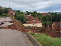 tres-edificacoes-sao-levadas-durante-deslizamento-de-terra-na-mg-342-em-salinas