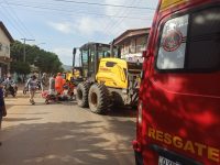 mulher-fica-ferida-em-batida-entre-moto-e-motoniveladora-em-janauba