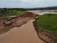 barragem-se-rompe,-destroi-ponte-e-provoca-estragos-na-zona-rural-de-unai