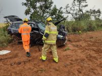 motorista-e-socorrida-por-bombeiros-e-samu-apos-bater-carro-em-arvore-na-br-251