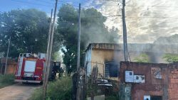 corpo-de-bombeiros-e-chamado-para-atender-ocorrencia-de-incendio-no-bairro-santo-inacio,-em-montes-claros