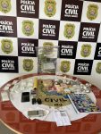 policia-encontra-drogas,-r$-10-mil-e-joias-durante-cumprimento-de-mandado-na-casa-de-investigado-por-trafico-em-montes-claros