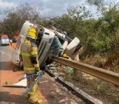 motorista-morre-apos-caminhao-tombar-na-br-251-em-salinas