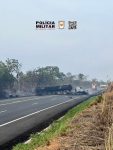 carreta-pega-fogo-e-motorista-morre-ao-ficar-preso-as-ferragens-na-br-135;-pista-esta-totalmente-interditada