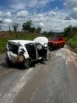 pelo-menos-dois-homens-ficam-feridos-em-batida-entre-carro-e-caminhonete