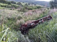 caminhoneiro-perde-controle-da-direcao,-bate-em-dois-veiculos-e-morre-ao-cair-em-ribanceira-na-br-251